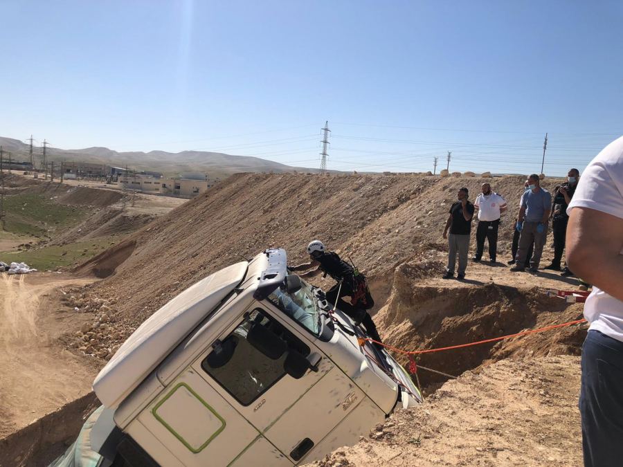 تخليص عالق اثر انقلاب شاحنة في ميشور أدوميم 